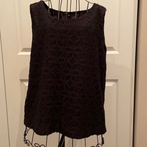 Sleeveless blouse with flower detailing